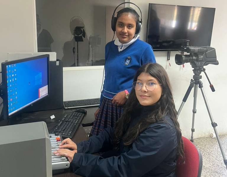 Estudiantes en cabina de radio